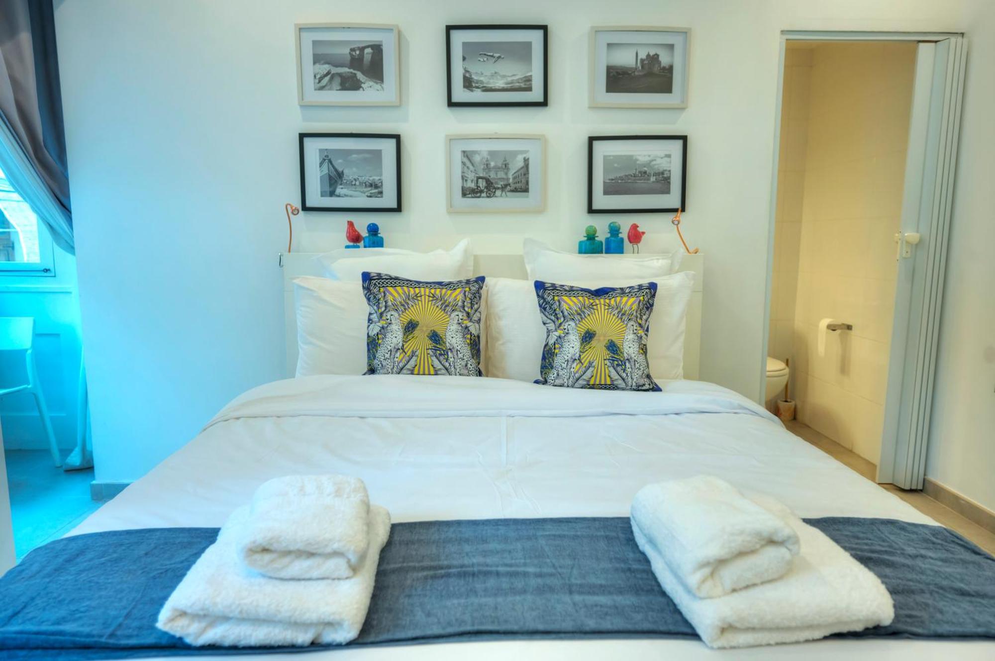 Seaview Modern Whole Traditional Townhouse, 30 Seconds To Ferry & High Street, 2x Double Bedrooms, 2x En-suite Bathrooms, Kitchen, Living Area, & Terrace Space